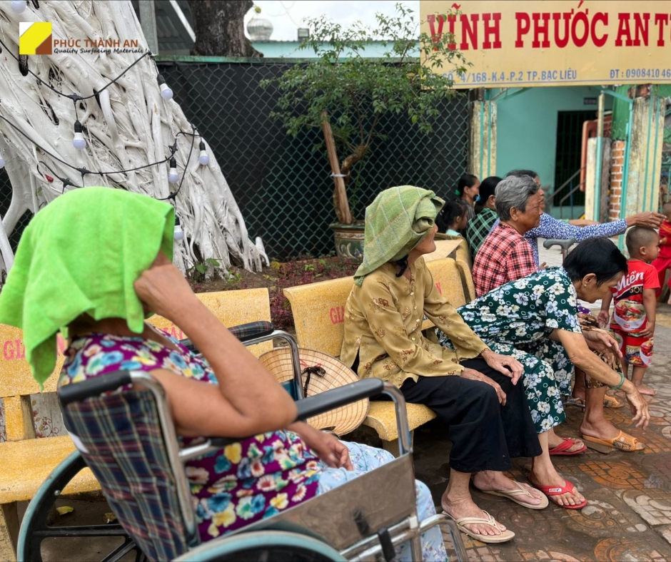 The orphans and elderly in Vinh Phuoc An pagoda